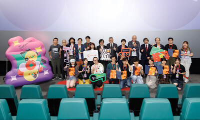 Group photo of the guests, including Mr. LAU Chun, Raistlin, JP, Under Secretary for Culture, Sports and Tourism of the HKSAR, Mrs. Lowell Cho, Acting Commissioner for Cultural and Creative Industries , Mr. Gabriel PANG, Chairman of HKDEA, Mr. Takafumi YUKI, Representative from DigiCon6 ASIA Headquarters International Alliance, Mr. Neco Lo, Hong Kong experience animator, other guests and all award-winning artists at the Awards Presentation Ceremony of the“26th DigiCon6 ASIA Awards - Hong Kong”