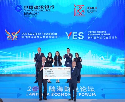 Business China’s CEO Designate, Kwek Poh Heok (back row, 2nd from left), Zhou Tao (back row, leftmost), President of CCB Chongqing Branch witnessed the cheque presentation together with representatives from CCB Singapore, Temasek Trust, and TT Foundation Advisors, as Business China’s Director Dr. Fong Yeow Wah receives the cheque on behalf of the YES programme.