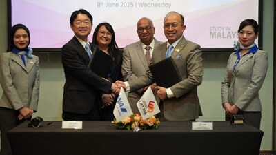From left: Akira Tamura (General Manager, ANA), Novie Tajuddin (EMGS CEO) and witnessed by Datuk Ahmad Shalimin Ahmad Shafie (EMGS Chairman) and Faradina Kamarudin (Manager, Sales, Reservation and Ticketing, ANA).