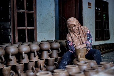 Evi, a small clay artisan from Klaten, Indonesia, grew her home-based business with funding from Amartha and now exports her handmade crafts abroad, as far away as France.