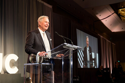 Bob McKeown receives the CJF Lifetime Achievement Award. (Photo: Stephanie Lake/CP) (CNW Group/The Canadian Journalism Foundation)
