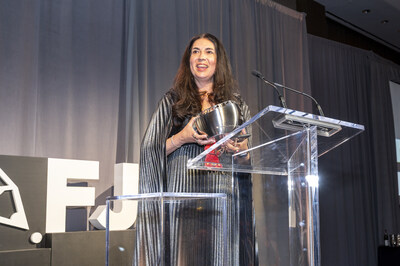Tanya Talaga receives the CJF Tribute. (Photo: Stephanie Lake/CP) (CNW Group/The Canadian Journalism Foundation)