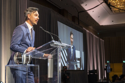 Nicholas Hune-Brown (The Local) accepts the CJF Dr. Eric Jackman Award for Excellence in Journalism, Small Media Presentation. Photo: Stephanie Lake/CP. (CNW Group/The Canadian Journalism Foundation)