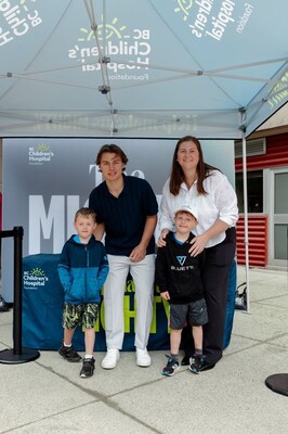 Connor Bedard, Hyundai brand ambassador and hockey centre, Chicago Blackhawks; Alisha Oppenshaw, mother of oncology patients Weston and Bennett; and Weston and Bennett, BC Children’s Hospital Foundation oncology patient ambassadors (CNW Group/Hyundai Auto Canada Corp.)