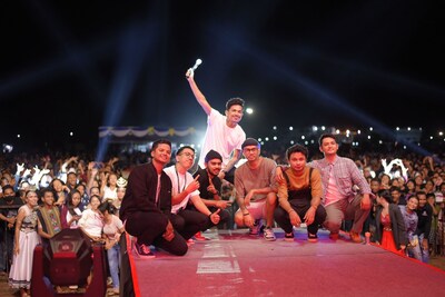 Photo session with performers and audience at last year’s Wonderful Indonesia Festival. Image Source: Kemenpar