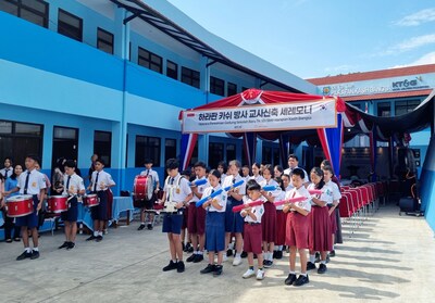 KT&G Welfare Foundation has completed the improvement of the educational environment at Harapan Kasih Bangsa Elementary and Middle School in Cianjur, Indonesia, and held an inauguration ceremony on the 10th (local time). The photo shows students of Harapan Kasih Bangsa Elementary and middle School performing a welcome show at the school restoration inauguration ceremony. (PRNewsfoto/KT&G Corporation)