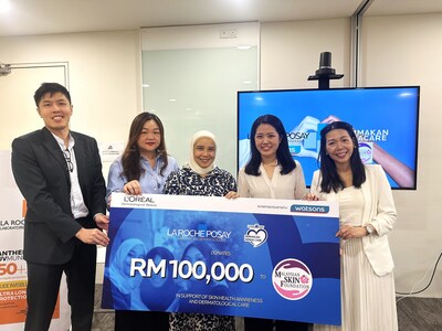 The Malaysian Skin Foundation received RM100,000 raised through the Dermakan Derma Care campaign by La Roche-Posay.  Pictured (from left to right): L’Oréal Dermatological Beauty Commercial Director, Lloyd Teo; Watsons Head of Trading, Carrol Tan; Malaysian Skin Foundation Committee Representative, Dato’ Dr. Noor Zalmy Azizan; L’Oréal Dermatological Beauty Marketing Director, Natalie Goh; and L’Oréal Dermatological Beauty Medical Director, Nicole Liang.