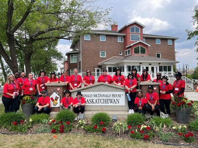 Saskatchewan Blue Cross team members at RMHC in Saskatoon (CNW Group/Saskatchewan Blue Cross)