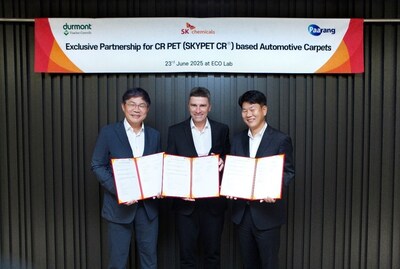 On the 23rd KST, SK chemicals signed an exclusive partnership agreement with Durmont and Paarang at the SK chemicals headquarters, ECOLAB, in South Korea. (From left) SK chemicals President Ahn Jae-hyun, Durmont CEO Josef Zettl, and Paarang CEO Lee Dong-seop pose for a commemorative photo after the signing ceremony.