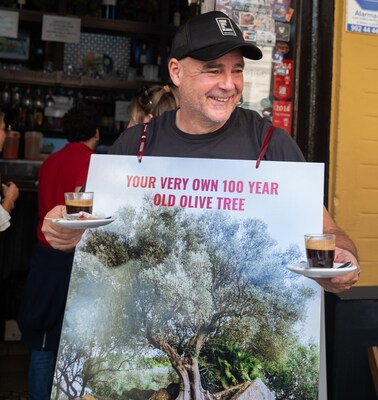 Thomas Lommel recently re-walked the streets of Seville as a “sandwich man.”