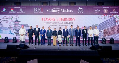 Officiating guests of the event, including Pansy Ho, Chairperson & Executive Director of MGM China Holdings Limited; Maria Helena de Senna Fernandes, Director of the Macao Government Tourism Office; Choi Kin Long, Vice-President of the Cultural Affairs Bureau of the Macao SAR; Jun Miura, Consulate-General of Japan in Hong Kong; Hyungcheol Yoo, Consulate-General of Korea in Hong Kong; Kenneth Feng, President and Executive Director of MGM China Holdings Limited; Hubert Wang, President and Chief Operating Officer of MGM China Holdings Limited; Iwan Dietschi, Senior Vice President of Hospitality at MGM, and Tak Man, CEO and Publisher of Robb Report HK, posed for group photo on stage with the starry chef lineup of the 8-hand gala dinner.