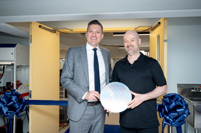 Minister Evan Solomon (left) and Christian Weedbrook, Founder and CEO of Xanadu (right). (CNW Group/Xanadu Quantum Technologies Inc.)