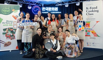 Participants of K-Cooking Class with Cuisine K, held in Berlin, Germany on the 23rd of June, are taking a group photo Participants of K-Cooking Class with Cuisine K, held in Berlin, Germany on the 23rd of June, are taking a group photo