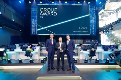 The award was presented by Ralf Brandstätter (left), Member of the Board of Management of Volkswagen AG responsible for China together with Volker Lages (right), Head of Group Procurement Connectivity, eMobility and Driver Assistanc to Xu Jian (center), CEO of Desay SV Automotive. (PRNewsfoto/Desay SV)