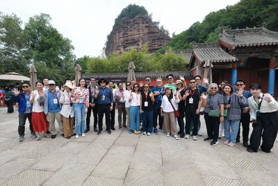 Visiting reporters pose for a group photo at the Maiji Mountain Grottoes Visiting reporters pose for a group photo at the Maiji Mountain Grottoes