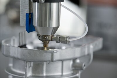 Cleaning the sealing gab with HydroPlasma® for best possible adhesion and high-quality end products. (Copyright: Plasmatreat GmbH) Cleaning the sealing gab with HydroPlasma® for best possible adhesion and high-quality end products. (Copyright: Plasmatreat GmbH)