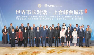 Guests pose for a group photo before the opening ceremony of the Global Mayors Dialogue・SCO Summit Cities event in Tianjin on Tuesday. WANG JING/CHINA DAILY