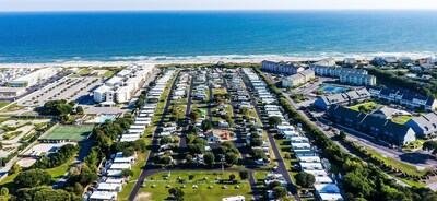 Nestled in the heart of North Carolina’s scenic Crystal Coast, first-time Tripadvisor® Travelers’ Choice award winner Emerald Isle RV Resort offers a one-of-a-kind oceanfront camping experience for families and outdoor enthusiasts. With direct access to three beaches, a pool and splash pad, go-kart track, and live music and events each weekend, there’s something for everyone to enjoy, making it an unforgettable camping destination.