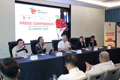 Gerard Leeuwenburgh, Country General Manager of Informa Markets Malaysia, speaking during the panel session at the PC, alongside event partners (from L to R) Chef Soon Pau Voon (Co-organising Chairman, Malaysia Pastry Week 2025), David Leong (Organising Chairman, Coffee Mixology Challenge – Zero Proof, and MFBEA-PCC), Shirley Lai (Organising Chairlady, Culinaire Malaysia 2025 and Vice President, Malaysian Association of Hotels (MAH)), and Rick Chee (Founder, Food Aid Found Aid Foundation).