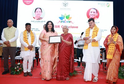 Honorable Governor of Uttar Pradesh, Smt. Anandiben Patel felicitated Colgate-Palmolive India's Smt. Shilpashree Muniswamappa, Director, Communications & ESG for driving Oral Health awareness through Colgate Bright Smiles, Bright Futures® (BSBF) (PRNewsfoto/Colgate-Palmolive (India) Limited)