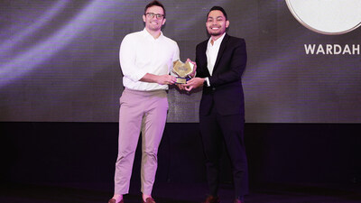 Lazada Indonesia Chief Retail Officer Leonardo Barcellos presents the LazMall Brand of the Year – Beauty award to Wardah, recognizing its outstanding performance in the beauty category. Lazada Indonesia Chief Retail Officer Leonardo Barcellos presents the LazMall Brand of the Year – Beauty award to Wardah, recognizing its outstanding performance in the beauty category.