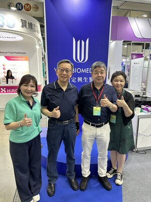 Chairman of Synmosa biopharma group, Peter Lin (Second from the left), and Chiarman of WCC biomedical, Dr. TJ Liu (Second to the right) celebrate the sucess debut of WCC biomedical.