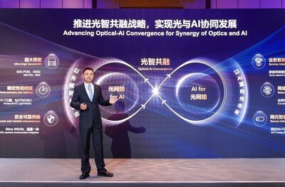 Kim Jin, Vice President of Huawei Optical Business Product Line, is delivering a keynote speech