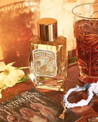 Rodeo Soul Harmony blends sweet tea, Georgia pine, honeysuckle and an acoustic guitar accord into a scent that feels both nostalgic and modern.