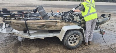 A Manitoba Watercraft Inspector decontaminates a kayak that failed inspection for not meeting Clean, Drain, Dry requirements. (CNW Group/Fisheries and Oceans Canada Ontario & Prairie Region) A Manitoba Watercraft Inspector decontaminates a kayak that failed inspection for not meeting Clean, Drain, Dry requirements. (CNW Group/Fisheries and Oceans Canada Ontario & Prairie Region)