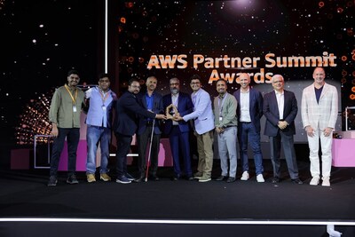 Jaime Valles – VP & MD, APAC & China, AWS; Sandeep Dutta – President, AWS India and SA; Kamleshwar Bhatt – CEO, i2k2; Hari Raghavan – AWS Partner Leader; Piyush Agrawal – VP, i2k2; Vivek Anand – AVP Sales, i2k2