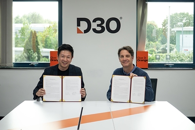 Jim Chen, General Manager of KINGSTEEL (left), and Matthieu Bazil, CEO of D3O (right), sign exclusive joint development agreement to accelerate the future of advanced foam innovation.