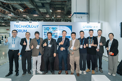 From left to right: Professor Jiawei - MediSun China, Tan Chin Hwee - Chairman of SGTraDex, Frank Phuan - Founder of Equator Renewables Asia, Joseph Chua - Co-Founder & President of MediSun Energy, Dusun Kim - Co-Founder & CEO of MediSun Energy, Huang Quansen - Chairman of Yanrun, Ni Xiaodong - Director of Yanrun, Xu Huamiao - Director of Yanrun, Kevin Wong - SEA Country Manager & Carbon Lead, Liu fen - CTO of Yanrun.