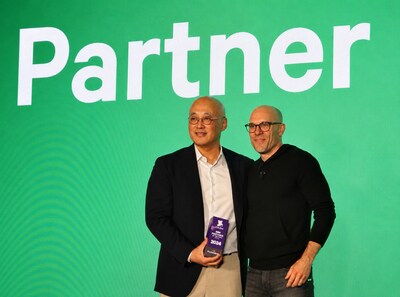 (Left to right) Doug Youm, CEO of MegazoneCloud, and Jarrod Buckley, Vice President of Channels and Alliances at Datadog, pose for a photo at the DASH Partner Summit on June 8. (Left to right) Doug Youm, CEO of MegazoneCloud, and Jarrod Buckley, Vice President of Channels and Alliances at Datadog, pose for a photo at the DASH Partner Summit on June 8.
