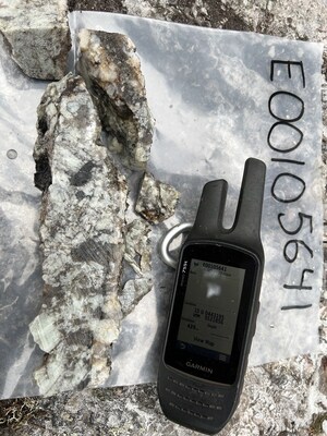 Grab sample E00105645 from Last Resort Pegmatite grading 4.36% Li2O (CNW Group/Rock Tech Lithium Inc.) Grab sample E00105645 from Last Resort Pegmatite grading 4.36% Li2O (CNW Group/Rock Tech Lithium Inc.)