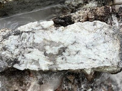 Spodumene-bearing pegmatite, grab sample E00105637 grading 5.11% Li2O (CNW Group/Rock Tech Lithium Inc.) Spodumene-bearing pegmatite, grab sample E00105637 grading 5.11% Li2O (CNW Group/Rock Tech Lithium Inc.)