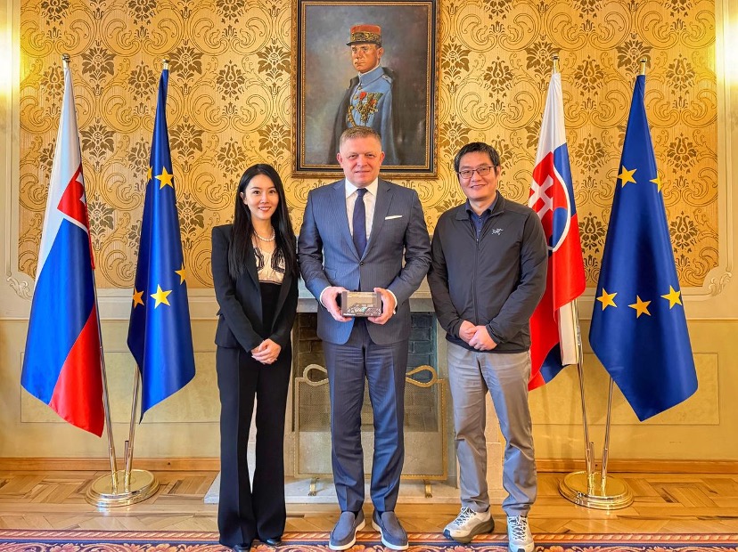 H.E. Robert Fico, Prime Minister of Slovakia (center), Jennifer Li, CFO and Head of International at WeRide (left), and Zhong Hua, Senior Vice Preside