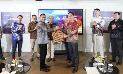 President Director of TelkomMetra, Pramasaleh Haryo Utomo (front left), and Group CEO of Fullerton Health, Ho Kuen Loon (front right), at the SPA signing ceremony related to the divestment of the AdMedika Group. President Director of TelkomMetra, Pramasaleh Haryo Utomo (front left), and Group CEO of Fullerton Health, Ho Kuen Loon (front right), at the SPA signing ceremony related to the divestment of the AdMedika Group.