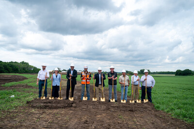 From left to right:
Corey O’Connor, VP of Construction, Vanguard Renewables; Christina Nebel, CMO, Vanguard Renewables; Muss Akram, VP of Utility Strategy, CenterPoint Energy; Tom Labuz, Superintendent, Whiting-Turner; Mike O'Laughlin, CEO, Vanguard Renewables; Michael Routledge, EVP of Operations, Vanguard Renewables; Justin Wagner, Co-Owner, Wagner Dairy; Leonard Wagner, Co-Owner, Wagner Dairy; Thom Petersen, Commissioner, Minnesota Department of Agriculture. From left to right:
Corey O’Connor, VP of Construction, Vanguard Renewables; Christina Nebel, CMO, Vanguard Renewables; Muss Akram, VP of Utility Strategy, CenterPoint Energy; Tom Labuz, Superintendent, Whiting-Turner; Mike O'Laughlin, CEO, Vanguard Renewables; Michael Routledge, EVP of Operations, Vanguard Renewables; Justin Wagner, Co-Owner, Wagner Dairy; Leonard Wagner, Co-Owner, Wagner Dairy; Thom Petersen, Commissioner, Minnesota Department of Agriculture.