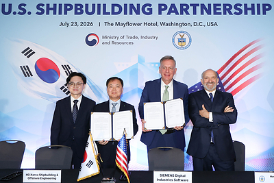 HD Hyundai signed a definitive agreement with global engineering company Siemens for the adoption of the 'Next-Generation Marine Platform' during the opening ceremony of the Korea-U.S. Shipbuilding Partnership Center in Washington, D.C. on Thursday, July 23rd (local time). (From left: Kim Jung-kwan, Minister of Trade, Industry and Resources; Kim Hyung-kwan, President & CEO of HD Korea Shipbuilding & Offshore Engineering; Tony Hemmelgarn, President & CEO of Siemens Digital Industries Software; and Howard Lutnick, U.S. Secretary of Commerce.)