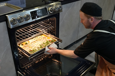 A live cooking demonstration featuring FOTILE’s FreshBake™ Electric Range highlights its innovative cooking technology and integrated air purification system at IDS Vancouver 2026.