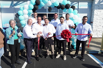Left to right
front row
Oak Park Mayor Marian McClellan
Saher Kasmarogi
Matthew Loussia
Ray Yaldo
Andrew Kasmarogi
Tyler Yaldo
Back row
Adam Kasmarogi
Gavin Yaldo
Brian Loussia
Chris Kasmarogi 