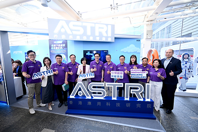 Hong Kong SAR Government officials visited ASTRI’s booth at InnoCarnival and took a group photo alongside ASTRI representatives. They included Mr Paul Chan, Financial Secretary (sixth from right); Prof Dong Sun, Secretary for Innovation, Technology and Industry (sixth from left); Mr Kevin Choi, Permanent Secretary for Innovation, Technology and Industry (fifth from right); Ms Lillian Cheong, Under Secretary for Innovation Technology and Industry (fourth from right); and Mr Ivan KB Lee, Commissioner for Innovation and Technology (third from right). Joining the photo were Architect So Ching, a member of Board of Directors, ASTRI (fifth from left), Dr Ying Huang, Chief Technology Officer, ASTRI (far right), and Dr Tracy Liu, Deputy Chief Technology Officer, ASTRI (second from left).