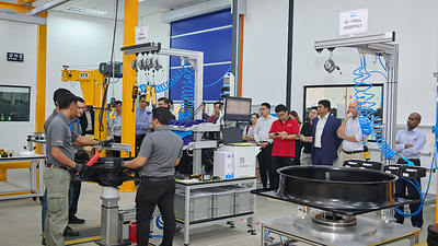 Guests tour the new Air Technology Hub and learn about its local assembly, IoT programming, warehousing and customer training capabilities.
