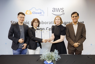 (From left to right) Jason Tam, Deputy CEO of eCloudvalley; Linda Lin, CEO of eCloudvalley; Kirsten Gilbertson, Head of ASEAN Partner Development at AWS; and Pravar Gautam, Leader of Partner Core at AWS, sign the Strategic Collaboration Agreement.