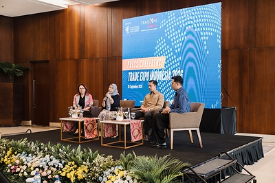 From left to right: Zelda Wulan Kartika—Senior Advisor for Economic Diplomacy, Ministry of Foreign Affairs; Fajarini Puntodewi—Director General of National Export Development, Ministry of Trade; Vibiadhi Swasti Pradana—President Director of PT Debindomulti Adhiswasti; and Master of Ceremony, during a press conference for Trade Expo Indonesia 2026 From left to right: Zelda Wulan Kartika—Senior Advisor for Economic Diplomacy, Ministry of Foreign Affairs; Fajarini Puntodewi—Director General of National Export Development, Ministry of Trade; Vibiadhi Swasti Pradana—President Director of PT Debindomulti Adhiswasti; and Master of Ceremony, during a press conference for Trade Expo Indonesia 2026