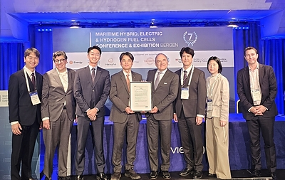 Hanwha Power and ABS representatives at the AiP certificate presentation ceremony.