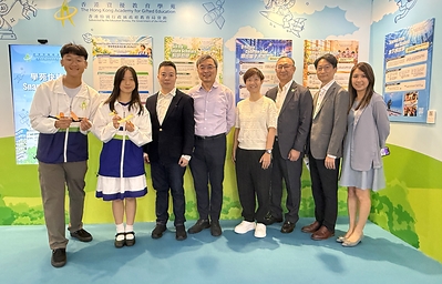 HKAGE adopts the theme “Technology for Good, Innovation for All” this year to promote the “Technology for Good” philosophy. Prof WOO Kam Tim (the fourth from the left) and Mr YIM Hong Cheuk Foster (the third from the left), members of the HKAGE Boards of Directors, poses for a photo with Mr WONG Chung Po, Acting Executive Director (the third from the right), Mr Abraham TANG, Acting Executive Director (the second from the right), guest and HKAGE students.