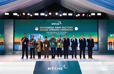 KT&G has begun full-scale operations at its new Indonesia plant, completing its five-country global production system. The photo shows key officials posing for a commemorative photo at the opening ceremony of KT&G’s new Indonesia plant, including KT&G CEO Bang Kyung-man (fourth from the right), Regional Secretary of East Java Province Adhy Karyono (fifth from the right), and Yoon Soon-goo, Ambassador of the Republic of Korea to Indonesia (fifth from the left).