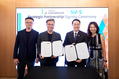 From L to R: Mr Nowa Zhu, CEO and co-founder, Longbridge; Mr Gavin Chia, Singapore and Regional CEO, Southeast Asia, Longbridge Securities; Mr Ang Hao Yao, Vice President, SIAS; Ms Pauline Soh, Chief Operating Officer, SIAS 