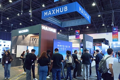 Visitors explore the MAXHUB booth and connect with the team at InfoComm América Latina 2026.
